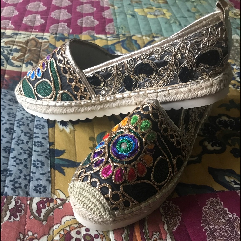 Beautiful embroidered slip-on shoes, EU 41
